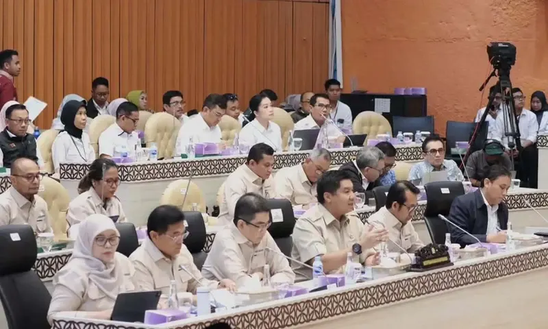 Menteri PKP Maruarar Sirait bersama jajaran melakukan pertemuan bersama Komisi V DPR RI guna membahas keberlanjutan dan perkambangan program 3 juta rumah (Foto: IG/@maruararsirait)