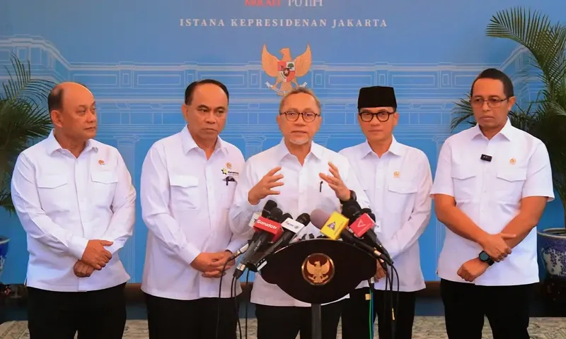 Menteri Koordinator Bidang Pangan Zulkifli Hasan (tengah) dan Menteri Koperasi Budi Arie Setiadi (kedua dari kiri) menjelaskan urgensi pembentukan Kopdes Merah Putih (Foto: setneg.go.id).