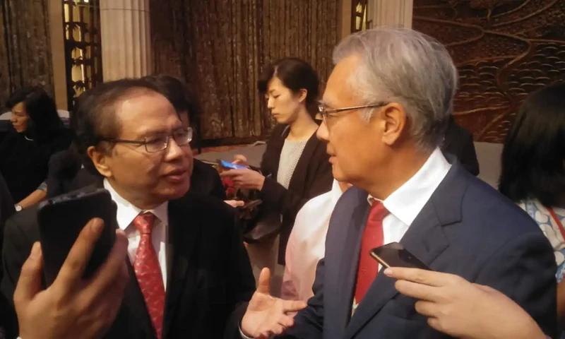 Mendiang Rizal Ramli (kiri), dan mantan Duta Besar Jepang untuk Indonesia, Masafumi Ishii (kanan) dalam sebuah acara di Hotel Kempinski, Jakarta, beberapa waktu lalu. (foto: PARBOABOA/Aprilia Rahapit)