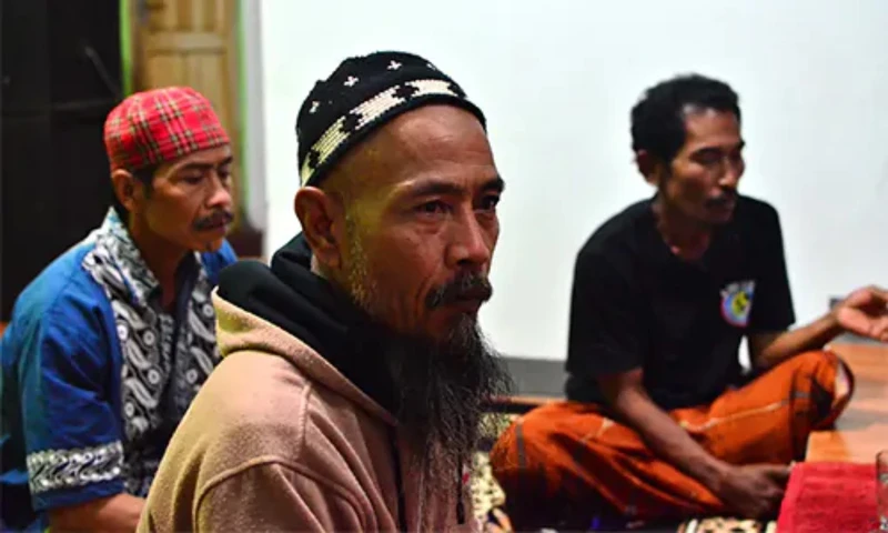 Jemaah Ahmadiyah saat menjelaskan kronologi peristiwa penyegelan Masjid kepada Parboaboa. (Foto: PARBOABOA/Bina Karos)