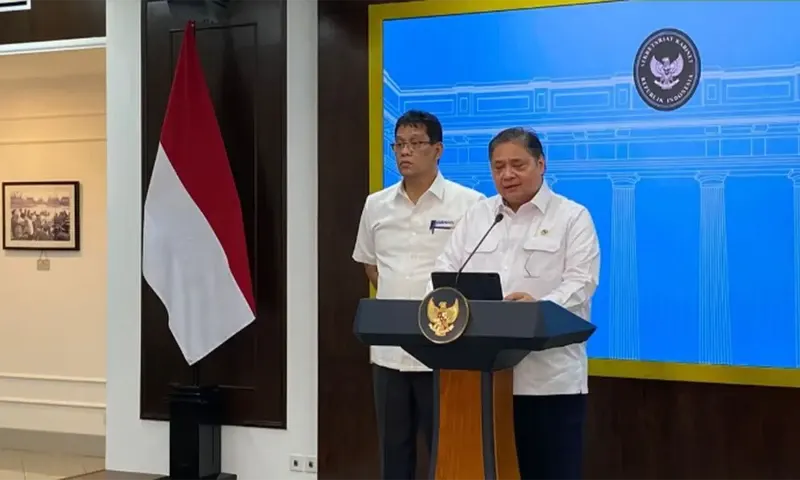 Menteri Koordinator Bidang Perekonomian Airlangga Hartarto mengumumkan paket stimulus ekonomi dalam konferensi pers bersama Menteri Keuangan Purbaya Yudhi Sadewa usai rapat dengan Presiden Prabowo Subianto di Kantor Presiden, Kompleks Istana Kepresidenan,