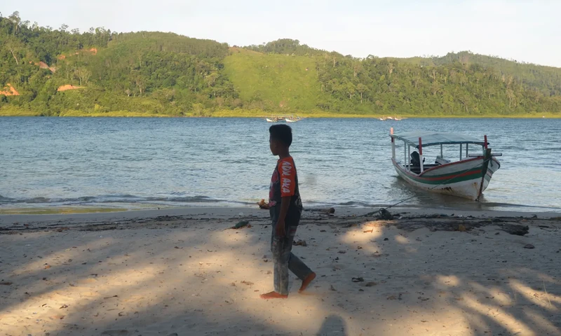 Dampak buruk dari penambangan pasir laut dikawatirkan menyebabkan pulau-pulau kecil yang berpenghuni mengalami abrasi. (Foto: Parboaboa/Bina Karos)