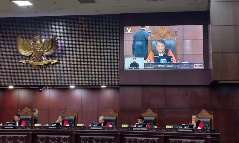 Ketua Mahkamah Konstitusi (MK), Anwar Usman saat membacakan putusan MK soal batas usia Capres-Cawapres, di Jakarta, Senin (16/10/2023). (Foto: PARBOABOA/Muazam)