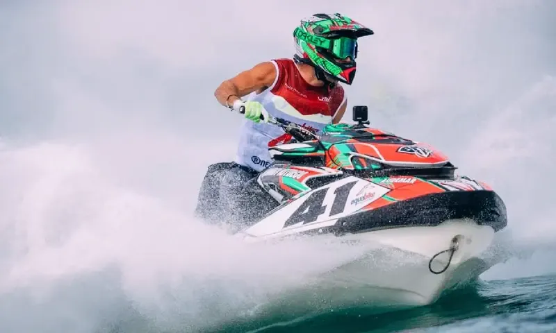 Aitzol Arakistain Beristain, pembalap asal Spanyol dari tim Rotax Racing, bersaing merebut pole position di sesi kualifikasi Aquabike Jetski World Championship di Pelabuhan Mulia Raja Balige, Kabupaten Toba, Sumatra Utara. (Foto: PARBOABOA)