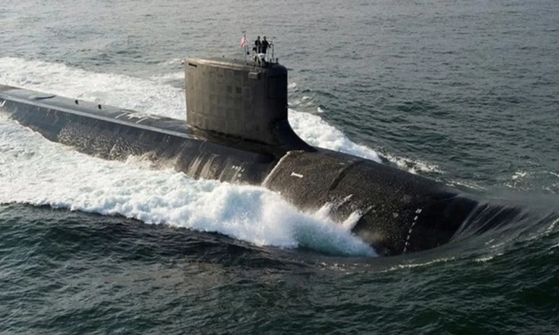Kapal selam USS North Dakota (SSN 784) kelas Virginia terlihat selama uji coba laut bravo dalam gambar selebaran Angkatan Laut AS yang diambil di Samudra Atlantik 18 Agustus 2013. (Foto: Dok. REUTERS)