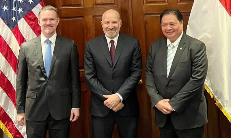Menteri Koordinator Bidang Perekonomian Airlangga Hartarto (Kanan) saat bertemu dengan U.S. Secretary of Commerce Howard Lutnick dan United States Trade Representative Jamieson Greer pada Rabu (9/7/2025) untuk membahas kesepakatan tarif Trump. (Foto: Webs