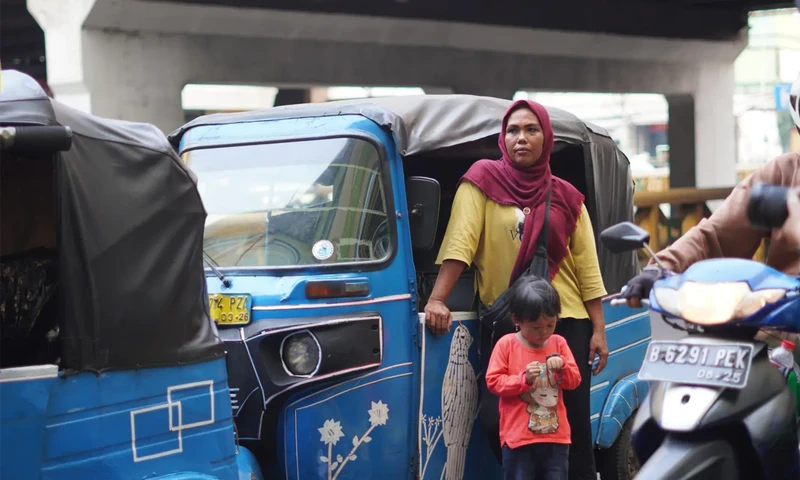 Gambar Seorang Perempuan Yang Sedang Bekerja Sebagai Pengemudi Bajaj. (Foto: Kuni Hanifah)
