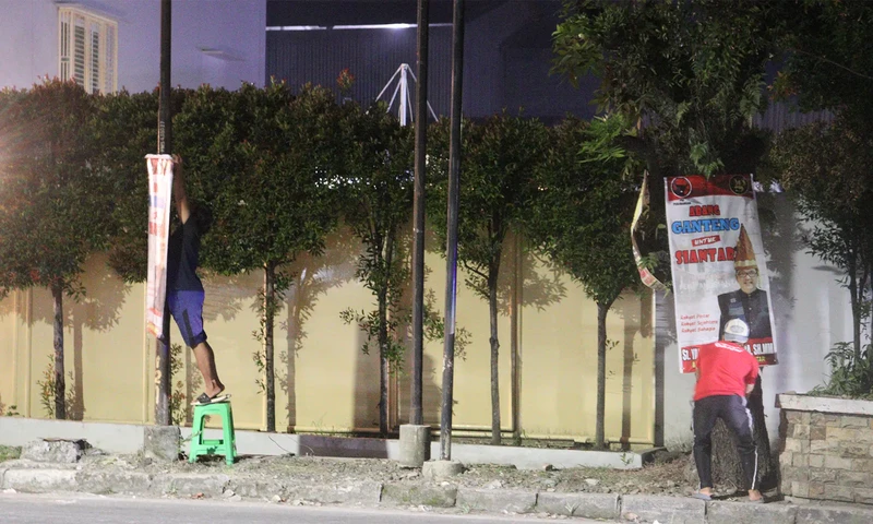 Panorama spanduk bakal calon Walikota Pematangsiantar yang dipasang di sejumlah pohon dan tiang listrik (Foto: PARBOABOA/Rizal Tanjung)