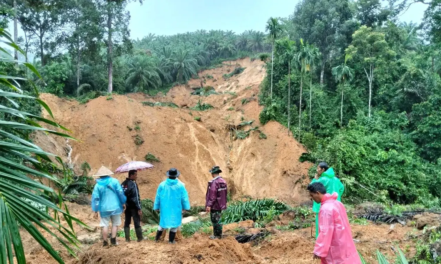 Tim BPBD, Satpol PP dan polisi melakukan pencarian terhadap korban yang tertimbun longsor di Kabupaten Agam, Sumbar (Foto: dok. BPBD Kabupaten Agam)
