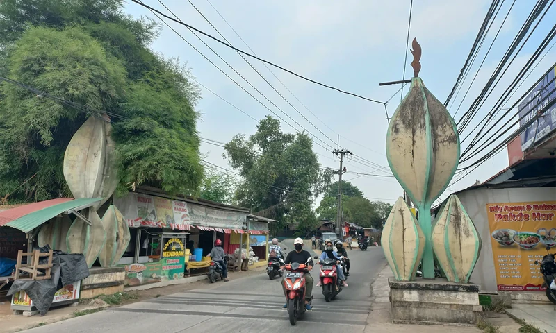 Tugu belimbing di Jalan Raya Pasir Putih, Sawangan, Kota Depok. (Foto: PARBOABOA/Muazam)