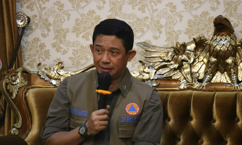 Kepala Badan Nasional Penanggulangan Bencana (BNPB) Letjen TNI Suharyanto saat memimpin Rapat Koordinasi dengan aplikator membahas soal pembangunan rumah Insitu pascagempa Cianjur di Pendopo Kabupaten Cianjur, Jawa Barat, Selasa (31/01/2023). (Foto: Dok. 