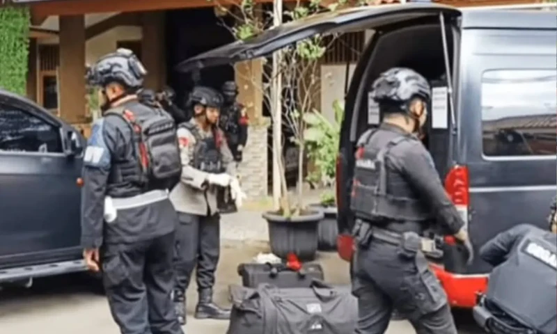 Tim Jibom Langsung Dikerahkan ke SMAN 72 Jakarta (Foto: Dok. Humas Polri)