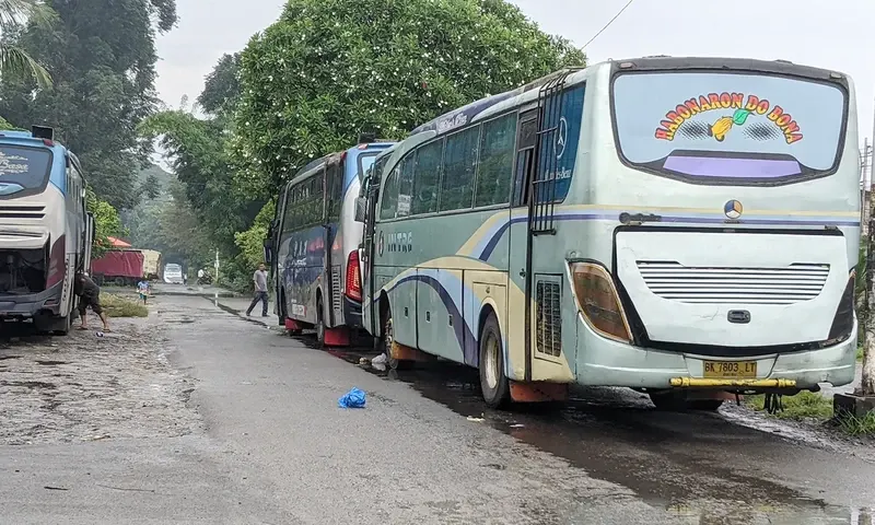 Pengendara keluhkan parkir liar armada bus antar kota antar provinsi (AKAP) di ruas Jalan TB Simatupang, Kelurahan Kahean, Siantar Utara, Kota Pematang Siantar, Sumatra Utara. (Foto: PARBOABOA/Calvin Siboro)