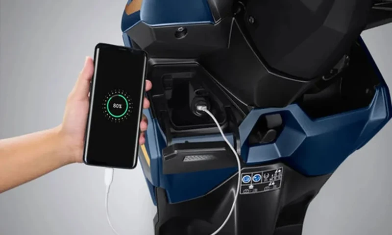 Panduan gunakan power charger pada sepeda motor. (Foto: Dokumen Honda) 