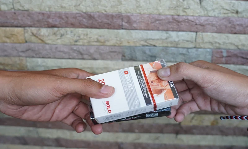 Ilustrasi transaksi rokok tanpa pita cukai. (Foto: PARBOABOA/Patrick Damanik)