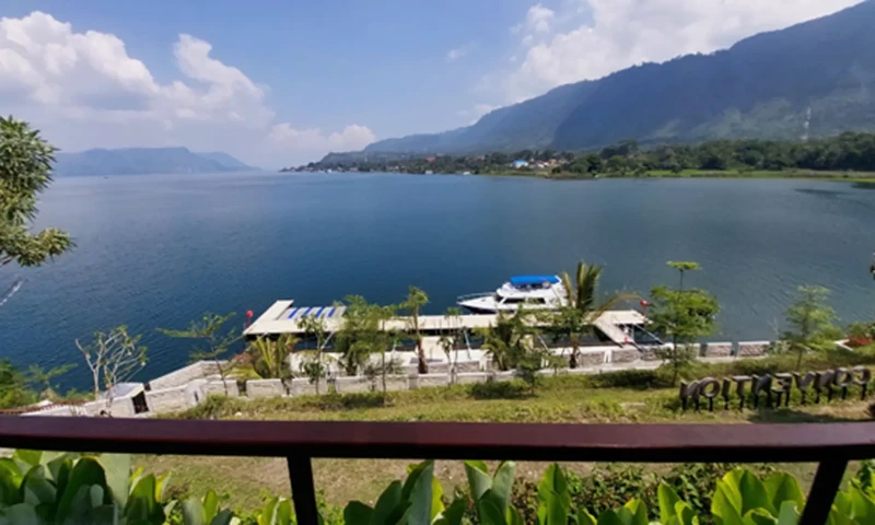 Danau Toba dilihat dari Hotel Marianna, Tuktuk. (Foto: PARBOABOA/Hasudungan Sirait)