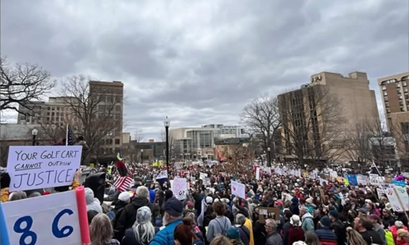 Demo menentang kebijakan Trump (Foto: Instagram Bernie Sanders)