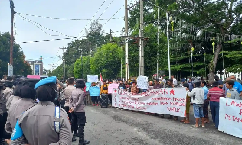 Aksi unjuk rasa masyarakat Kampung baru dan Forum Tani Sejahtera Indonesia di depan Kantor DPRD Pematang Siantar (Foto: Parboaboa/Dimas)
