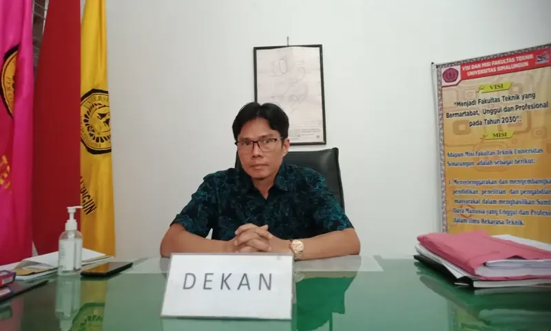 M. Ade Kurnia Harahap, Dekan Fakultas Teknik (FT) Universitas Simalungun (USI) saat menjelaskan terkait proses dalam perencanaan pembangunan drainase dan pembuatan kebijakan dari Pemerintah Kota Pematang Siantar, (13/12/2022) di Kantor Dekanat FT USI (Fot
