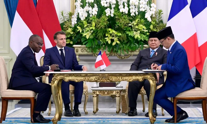 Sebanyak 21 dokumen kesepakatan ditandatangani, ditunjukkan, dan diumumkan di hadapan Presiden Republik Indonesia Prabowo Subianto dan Presiden Emmanuel Macron di Istana Merdeka, Jakarta. (Foto: Dok. BPMI Setpres).