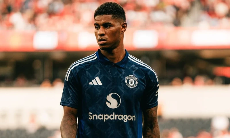 Marcus Rashford, winger andalan Manchester United, mengalami malam yang kurang beruntung saat menghadapi Manchester City dalam ajang Community Shield 2024. Meskipun gagal mencetak gol, manajer Erik ten Hag tetap menunjukkan keyakinannya terhadap kemampuan