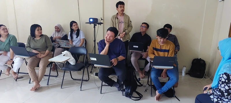 Para peserta serius belajar di kelas (Foto: PARBOABOA)