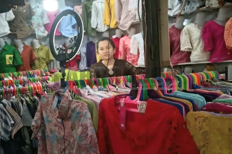 Ber-live streaming agar selamat meniti buih (foto: Michael Sijabat/Parboaboa)