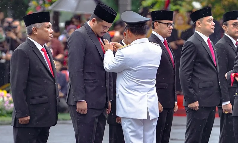 Pemberian Satyalancana oleh Menteri Dalam Negeri Tito Karnavian kepada Wali Kota Medan Bobby Nasution (Foto: Instagram @bobbynst)