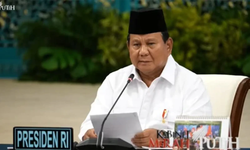 Presiden Prabowo memberikan arahan pada Sidang Kabinet Paripurna di Istana Negara, Senin (15/12/2025). (Foto: Dok. YouTube/Sekretariat Presiden).