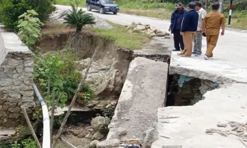 BPBD Simalungun menganggarkan dana Rp150 juta dari Bantuan Tidak Terduga (BTT) 2023 dalam masa perbaikan bahu jalan yang amblas di Nagori Tanjung Pasir, Kecamatan Tanah Jawa, Kabupaten Simalungun. (Foto: PARBOABOA/Putra)