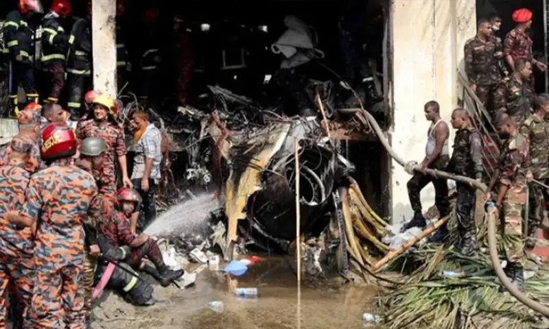 Petugas pemadam kebakaran berupaya membersihkan puing-puing bangunan setelah pesawat latih angkatan udara jatuh di kampus Milestone College, di Dhaka, Bangladesh, 21 Juli 2025. (Foto: Dok. REUTERS)