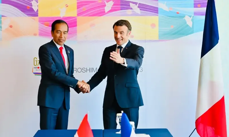 Presiden Jokowi meminta dukungan Presiden Prancis, Emmanuel Macron, agar keanggotaan Indonesia di Financial Action Task Force (FATF) dapat segera disetujui dalam pertemuan bilateral yang digelar di Jepang pada Minggu (21/05/2023) kemarin. (Foto: dok Keml