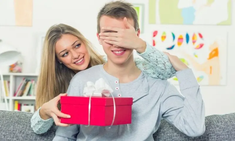 Rekomendasi kado untuk cowok yang murah tapi berkesan (Foto: bp-guide.id)