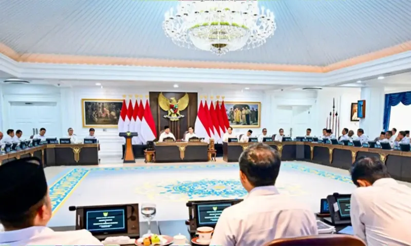 Presiden Prabowo Subianto memimpin Sidang Kabinet Paripurna ke-8 pemerintahan Kabinet Merah Putih yang digelar di Ruang Sidang Kabinet, Istana Kepresidenan Jakarta. (Foto: Dok.BPMI Setpres)