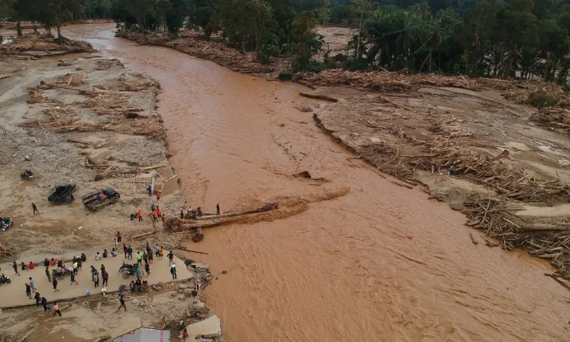 Foto udara kondisi jalan yang putus akibat banjir bandang di Desa Aek Garoga, Kecamatan Batang Toru, Kabupaten Tapanuli Selatan, Sumatera Utara, Minggu (30/11/2025). (Foto: Dok. ANTARA)
