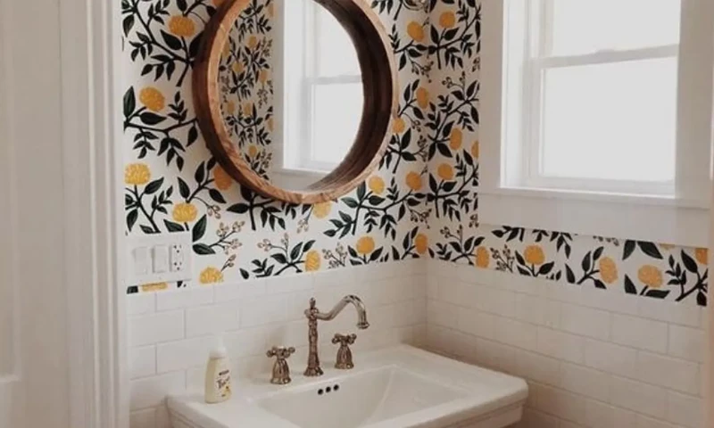 Keramik dinding kamar mandi motif bunga, foto: Lifetime Design