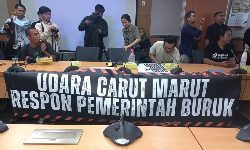 Spanduk tuntutan Koalisi IBUKOTA dipasang di ruang rapat DPRD DKI Jakarta, Rabu (16/8/2023). (Foto: PARBOABOA/Muazam)