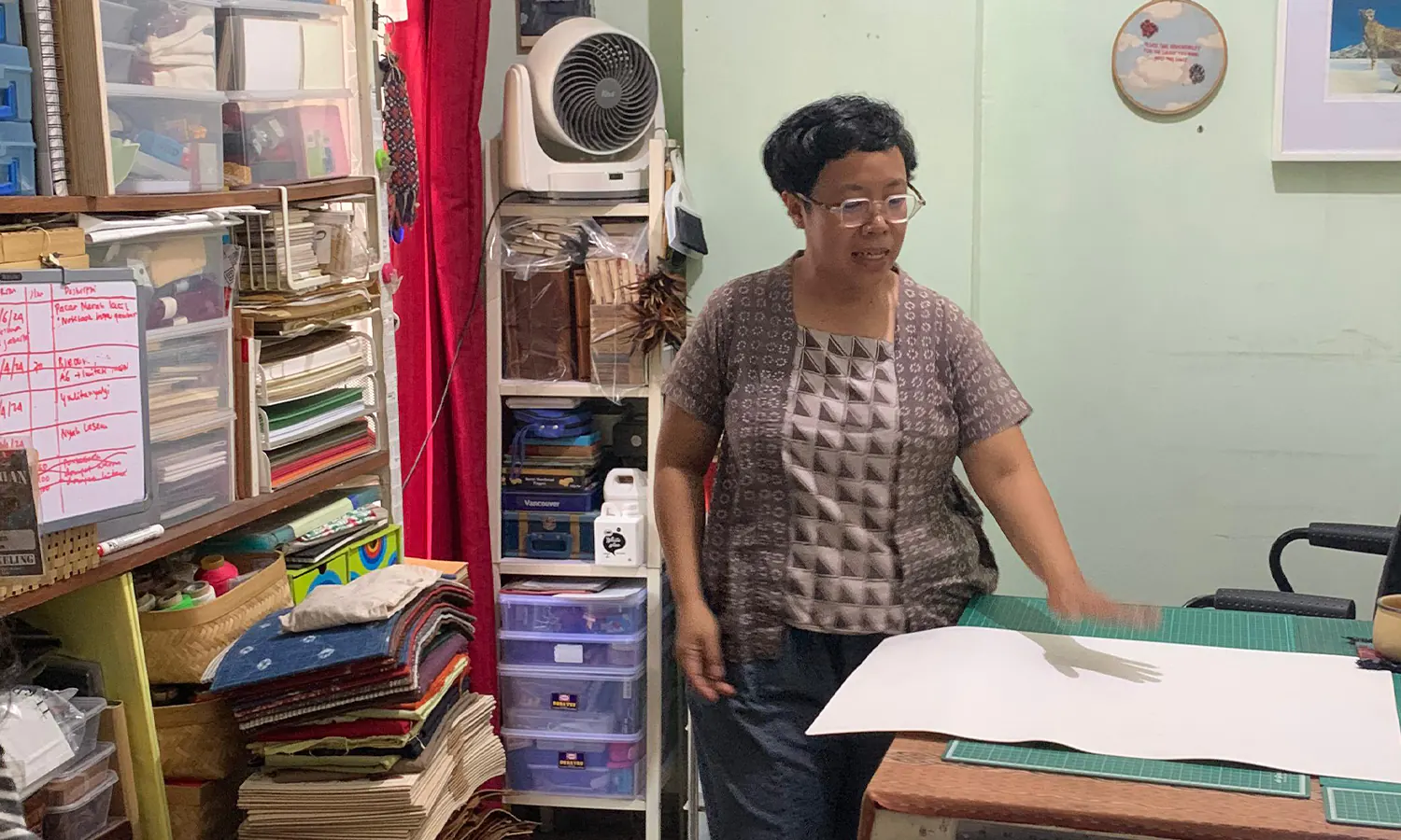 Tarlen Handayani (47) di ruang kerjanya yang dipenuhi buku-buku hasil konservasi (Foto: PARBOABOA/ Defri)