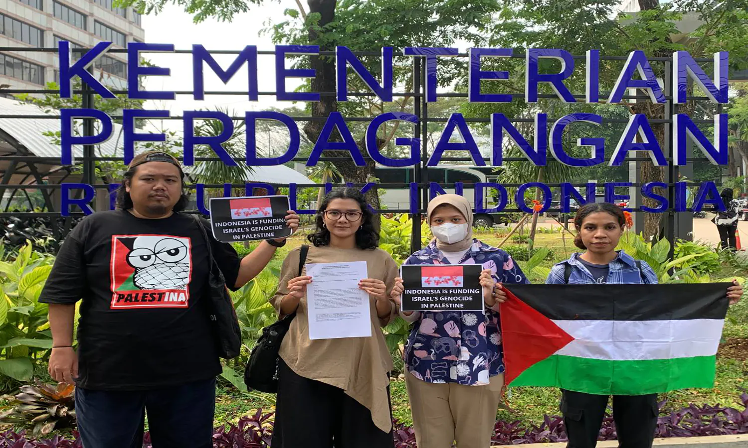 Koalisi Masyarakat Sipil untuk Dukungan Kemanusiaan Palestina saat mengirimkan surat informasi ke Kementerian Perdagangan melalui Pusat Data dan Sistem Informasi (PDSI) kementerian. (Foto: X/@KontraS)