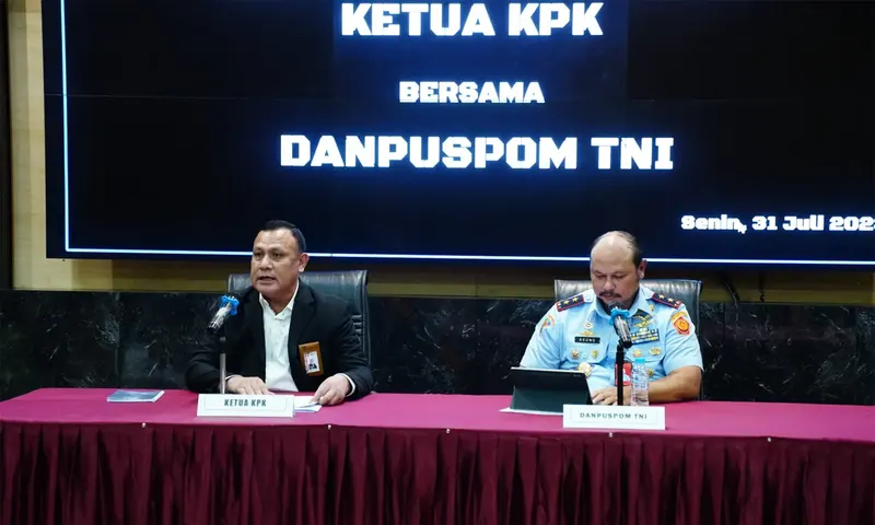 Ketua Komisi Pemberantasan Korupsi KPK), Firli Bahuri dan Komandan Puspom TNI Marsda Agung Handoko dalam konferensi pers di Puspen TNI Cilangkap, Jakarta Timur, Senin (31/7/2023). (Foto: Puspen TNI)