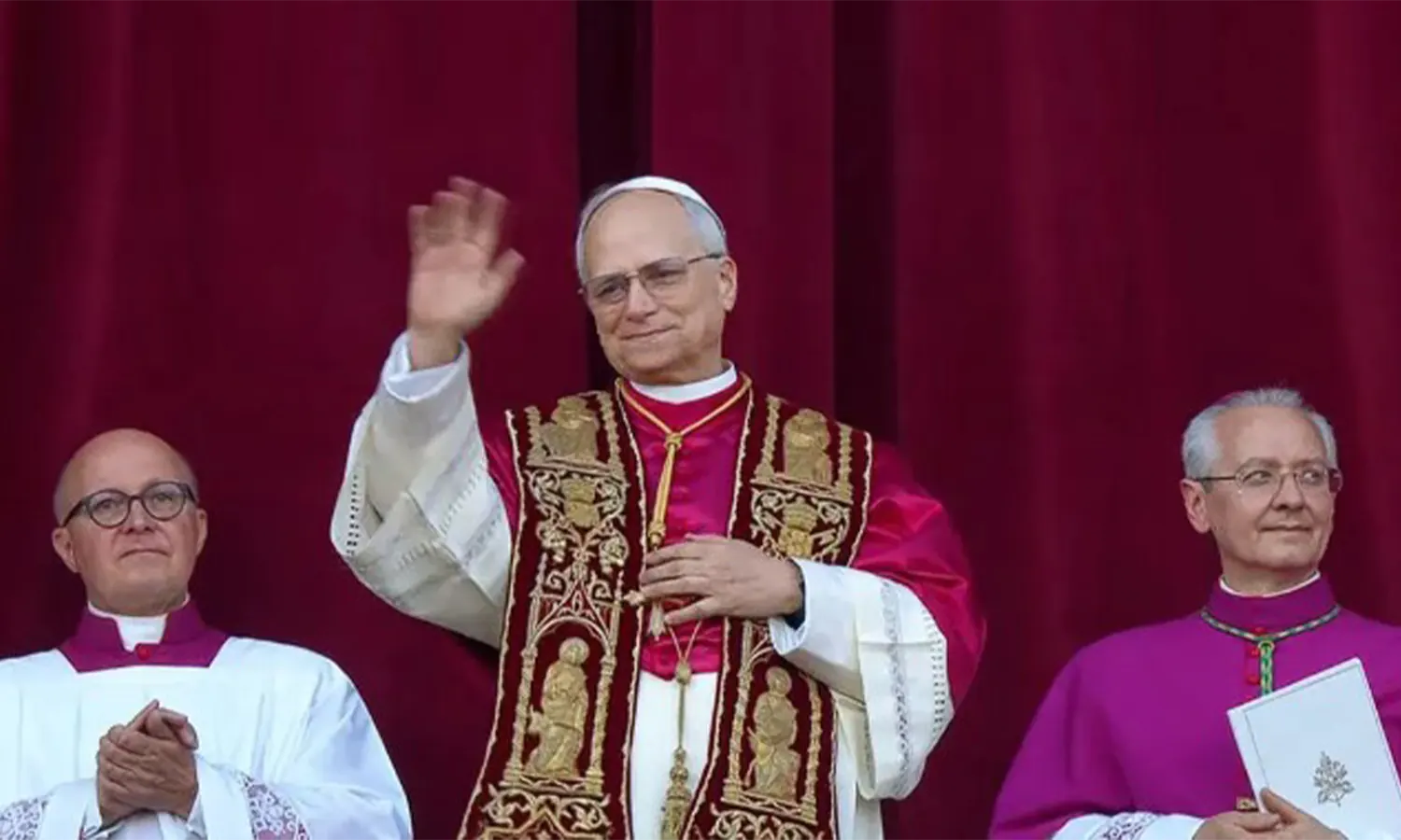 Paus Leo XIV Saat Pertama Kali Menyapa dan Memberikan Sambutan kepada Umat di Basilika Santo Petrus. (Foto: Dok. Vatican News)