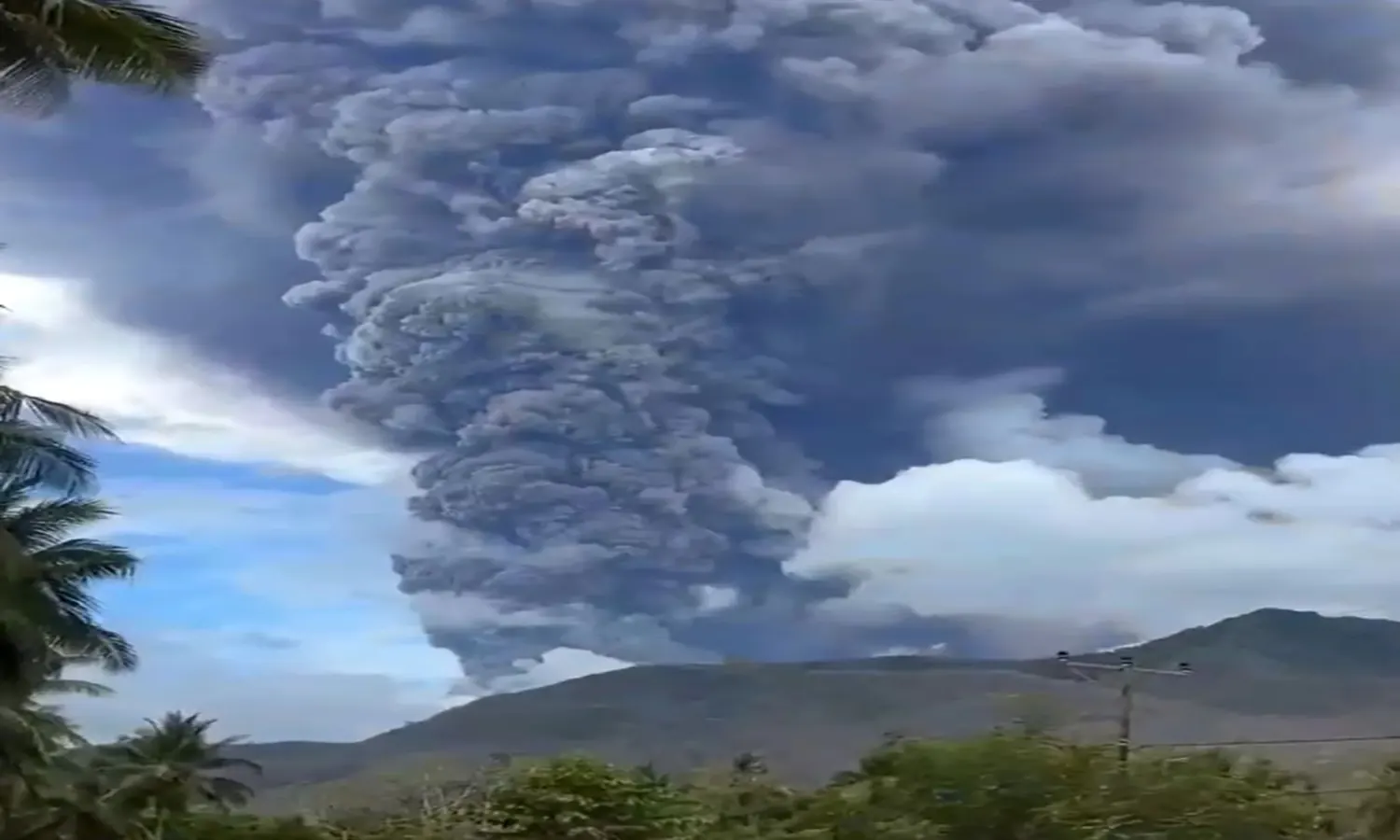 Letusan gunung Lewotobi Laki-laki, (Foto: Instagram/@pangeran_handrian)