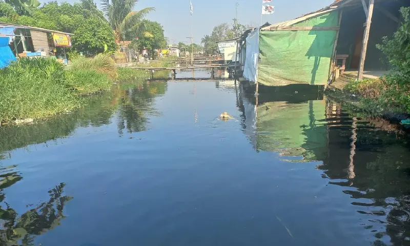 Aliran sungai Cilemahabang di Desa Waluya, Cikarang Utara, Kabupaten Bekasi. (Foto: PARBOABOA/Muazam)