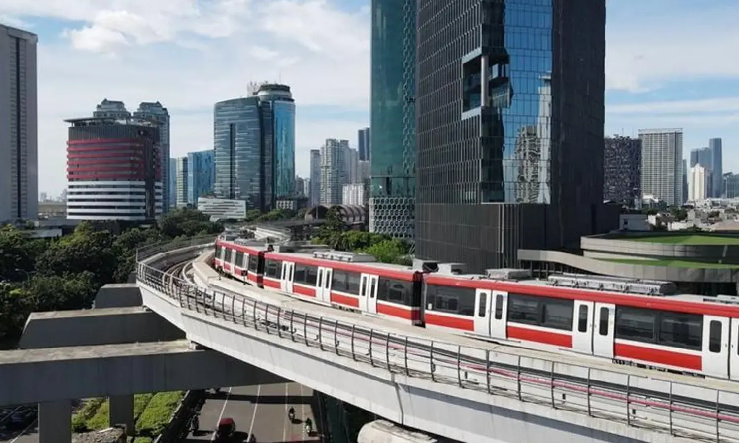 Pengamat transportasi sekaligus Akademisi Prodi Teknik Sipil Unika Soegijapranata, Djoko Setijowarno buka suara terkait LRT Jabodebek yang disebut salah desai. (Foto: LRT Jabodebek)