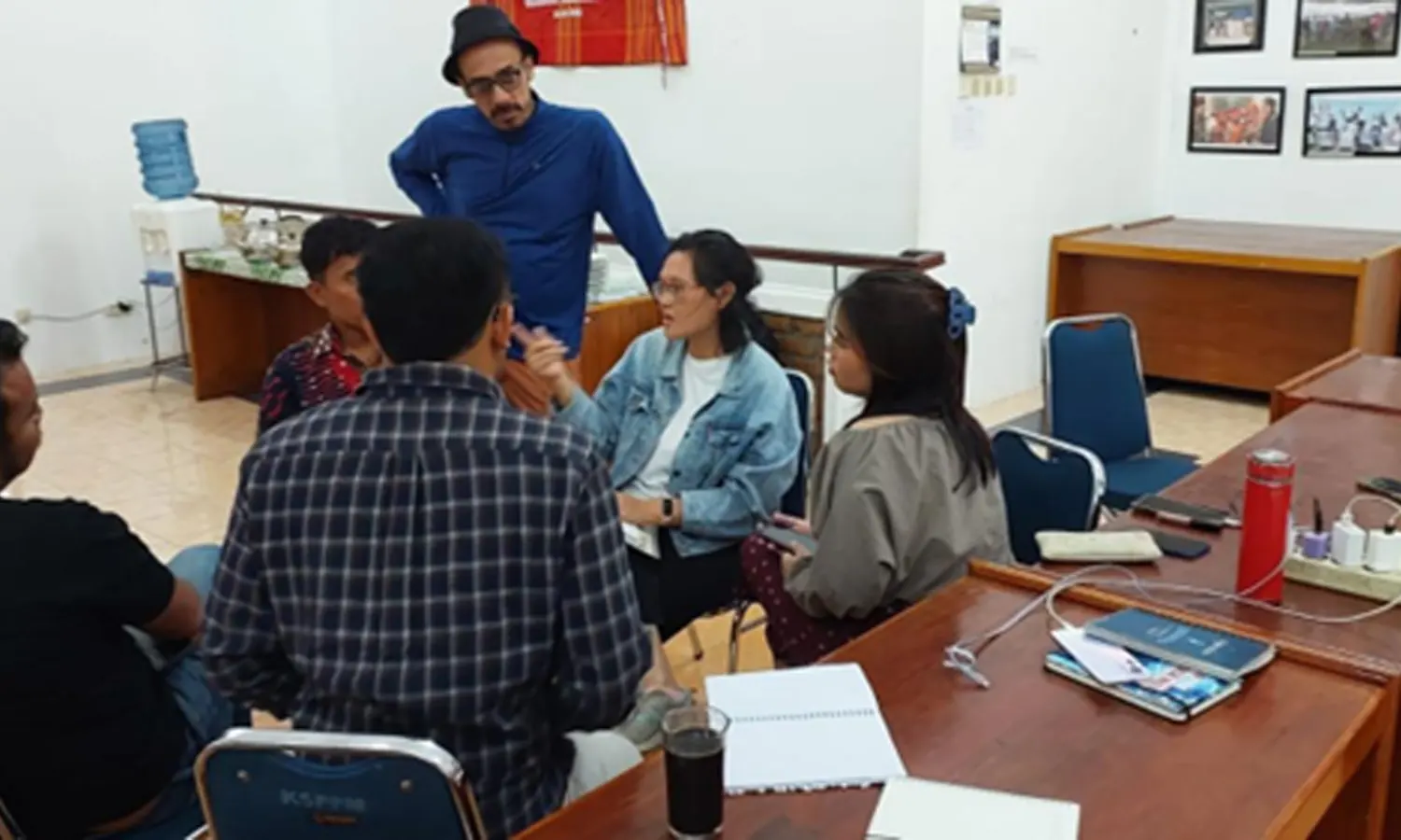 Sutradara Ismail Bachbeth menyimak diskusi. (Foto: PARBOABOA/P. Hasudungan Sirait)