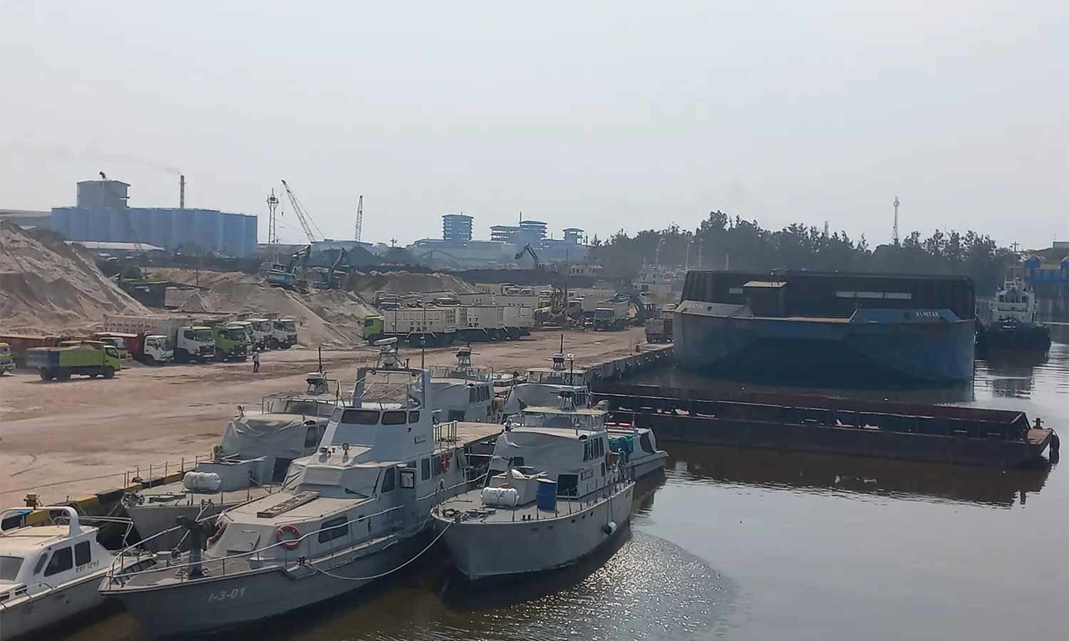 Tongkang diduga menurunkan batu bara di Pelabuhan--yang berjarak 1 kilometer dari Rusunawa Marunda. (Foto: Parboaboa/Muazam).