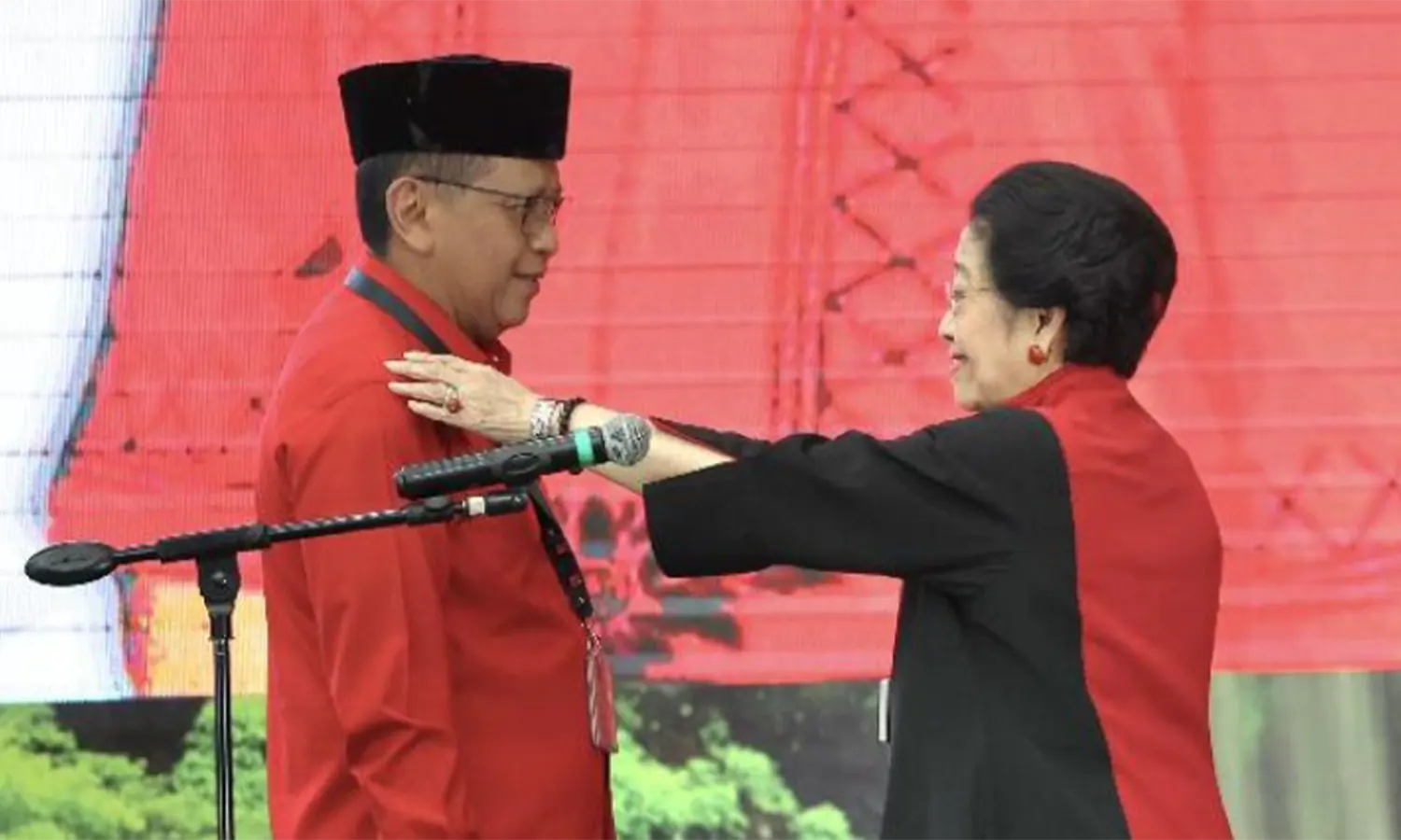 Ketua Umum DPP PDI Perjuangan Megawati Soekarnoputri melantik kembali Hasto Kristiyanto sebagai Sekretaris Jenderal DPP PDIP masa bakti 2025-2030 di Kantor DPP PDIP, Menteng, Jakarta Pusat. (Foto: Dok. PDIP)