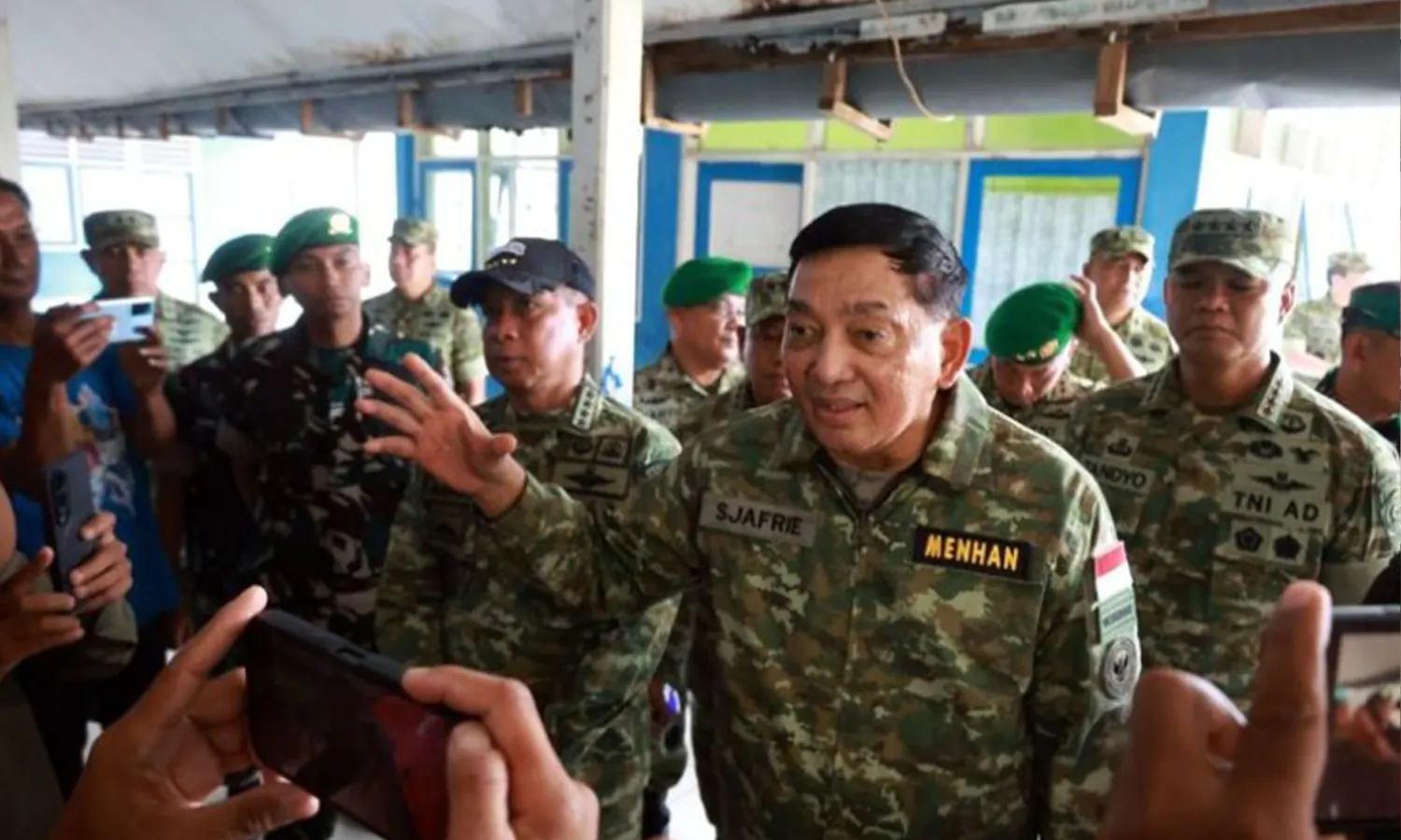 Menteri Pertahanan Sjafrie Sjamsoeddin dalam kunjungan kerja ke Batalyon Infanteri Teritorial Pembangunan (Yonif TP) 823/Raja Wakaaka di Kota Baubau, Sulawesi Tenggara, Selasa (4/11/2025). (Foto: Dok. Kementerian Pertahanan)