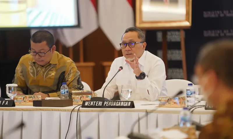 Menteri Perdagangan Zulkifli Hasan mengatakan pemerintah dan produsen disebut bakal menambah suplai minyak goreng kemasan dan curah sebanyak 450 ribu ton per bulan hingga April 2023. (Foto: Dok Kemendag)