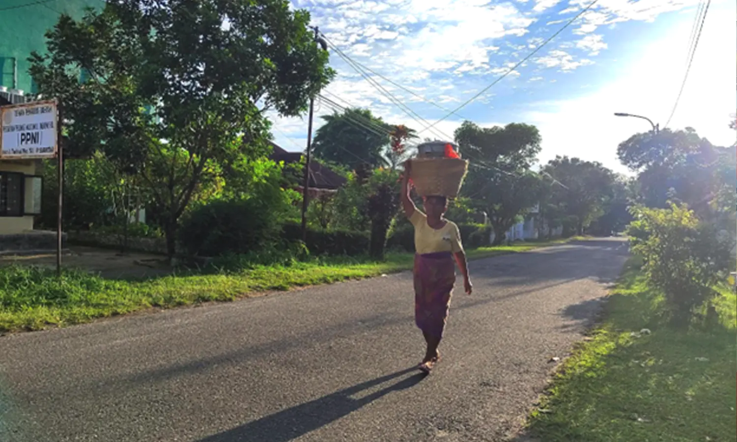 Ompung Rian dengan bakul dagangan di atas kepala. (Foto:PARBOABOA/Gita)